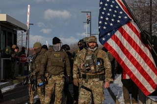 　警備に当たる米国の移民・税関捜査局（ＩＣＥ）の職員ら＝１０日、米中西部ミネアポリス（ロイター＝共同）