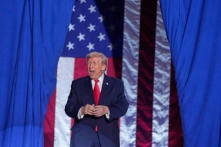 　２７日、米アイオワ州クライブで集会を開いたトランプ大統領（ＡＰ＝共同）