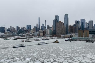 　一部が凍った米ニューヨークのハドソン川＝２７日（ゲッティ＝共同）