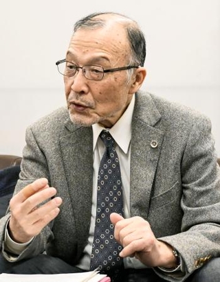 　判決後に記者会見する原告側弁護団長の在間秀和弁護士＝２８日午前、広島市中区