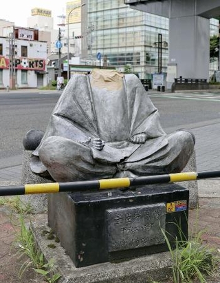 　首部分が折られた豊臣秀吉像＝昨年８月、名古屋市西区