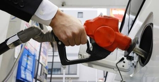 　ガソリンスタンドで給油