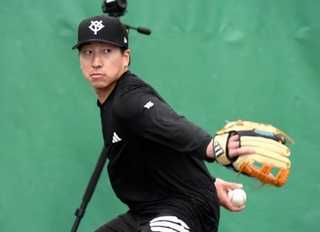 　巨人の主力選手の合同練習が始まり、ブルペン入りし投げ込む大勢＝宮崎市