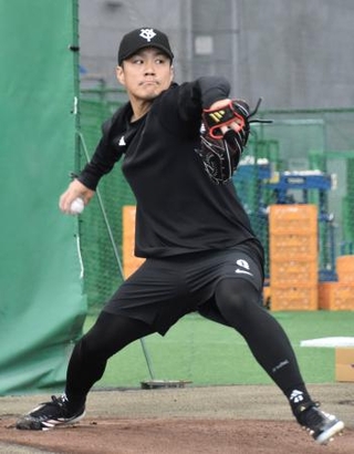 　巨人の主力選手の合同練習が始まり、ブルペン入りし投げ込む則本＝宮崎市