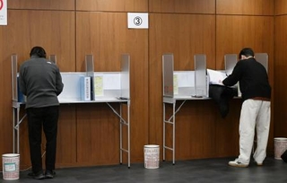 　衆院選の在外投票が始まり、韓国・ソウルの日本大使館で在外投票する有権者＝２８日（共同）