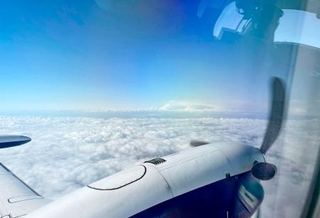 　富山湾近海を飛行する小型プロペラ機内から撮影した上空の様子＝７日（千葉大や富山大などの研究チーム提供）