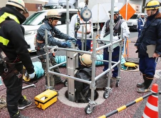 　下水道の点検のためマンホール内に入る作業員＝２０２５年２月、名古屋市（同市上下水道局提供）