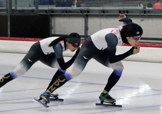 　スピードスケートＷ杯最終戦後、初めて氷上で練習した森重航（右）＝ドイツ・インツェル（共同）