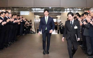 　福井県庁に初登庁する石田嵩人知事（中央）＝２９日午前