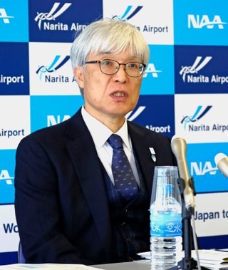 　成田空港の２０２５年の運用状況を発表するＮＡＡの藤井直樹社長＝２９日午前、成田空港