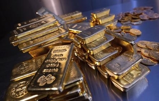 　金の延べ棒とコイン（ゲッティ＝共同