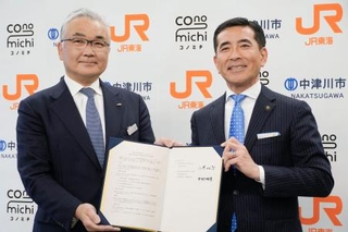 　「関係人口」創出を目指す連携協定を締結した、岐阜県中津川市の小栗仁志市長（右）とＪＲ東海の中村明彦副社長＝２９日午後、中津川市