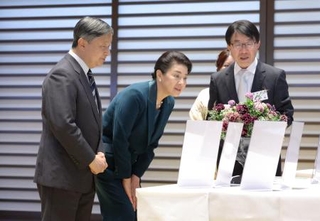 　農林水産祭の天皇杯受賞者から説明を受けられる天皇、皇后両陛下＝２９日午後、皇居・宮殿（代表撮影）