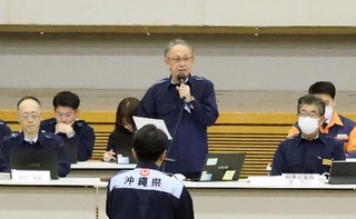 　先島諸島からの住民避難の図上訓練であいさつする沖縄県の玉城デニー知事＝２９日午前、沖縄県庁