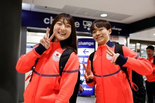 　イタリア・ミラノのマルペンサ空港に到着した坂本花織（左）と鍵山優真＝２９日（共同）