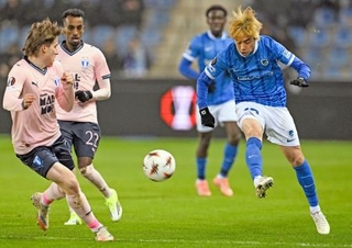 　マルメ戦の前半、攻め込むゲンクの伊東（右）＝ゲンク（共同）