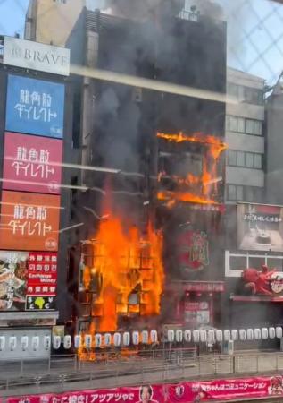 　２５年８月、火災が発生した大阪・道頓堀のビル（近隣店舗従業員提供）