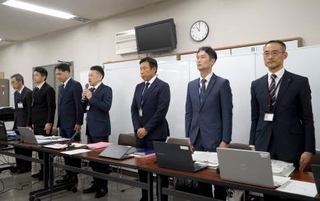 　昨年８月に大阪・道頓堀であったビル火災の調査結果について、記者会見する大阪市消防局幹部ら＝３０日午前、大阪市役所