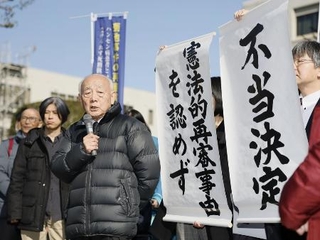 　「菊池事件」の再審開始を認めない熊本地裁の決定を受け、報道陣の前で話す弁護団共同代表の徳田靖之弁護士＝２８日、熊本地裁前