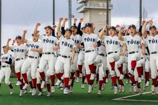 　選抜高校野球大会への出場が決まり、喜ぶ大阪桐蔭の選手たち＝３０日、大阪府大東市