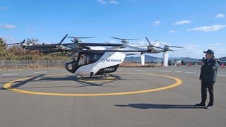 　空飛ぶクルマの飛行試験場。右はスカイドライブの福原裕悟執行役員＝３０日午前、山口市