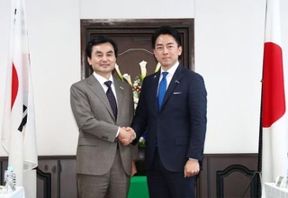 　会談を前に握手する小泉防衛相（右）と韓国の安圭伯国防相＝３０日午後、神奈川県の海上自衛隊横須賀基地（代表撮影）