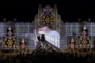 　「神戸ルミナリエ」が開幕し、色鮮やかに輝く光の回廊「ガレリア」＝３０日夜、神戸市中央区