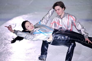 　アイスショーで演技する宇野昌磨さん（奥）と本田真凜さん＝コーセー新横浜スケートセンター