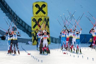 　ノルディック複合Ｗ杯女子個人第１０戦の前半距離のスタート前に、五輪から女子が除外されていることに抗議し、ストックを掲げて「Ｘ」の文字を作る選手たち＝ゼーフェルト（共同）