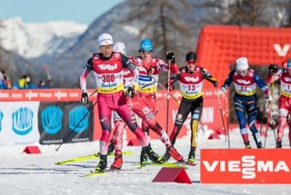 　ノルディック複合Ｗ杯男子第１２戦の前半距離で「３００」のゼッケンで滑る渡部暁斗＝ゼーフェルト（共同）