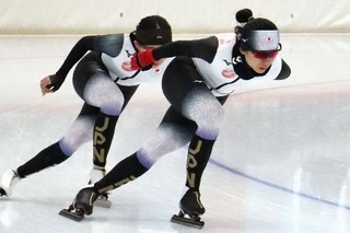 　合宿で力強い滑りを見せる高木美帆（右）＝ドイツ・インツェル（共同）