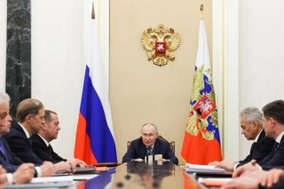 　３０日、モスクワで外国との軍事技術協力に関する会合を開いたロシアのプーチン大統領（中央）（大統領府提供・タス＝共同）