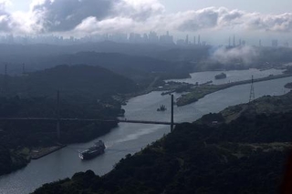 　パナマ運河を航行する船（ゲッティ＝共同）