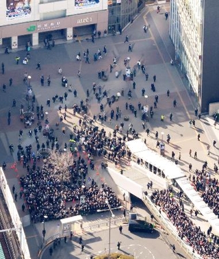 衆院選が公示され、街頭演説に集まった人たち＝２７日午前１０時６分、東京都内（共同通信社ヘリから）