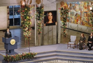 マチャド氏不在の中で開かれたノーベル平和賞授賞式＝２０２５年１２月、オスロ（共同）