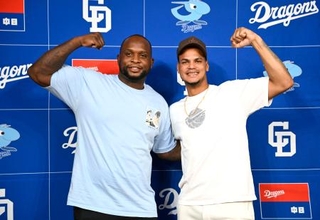 　入団記者会見を終え、ポーズをとる中日の新外国人選手のサノー（左）とアブレウ＝３１日、沖縄県北谷町