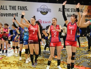 　バレーボールＳＶリーグ女子のオールスター戦で声援に応える（右から）ＮＥＣ川崎の山田、佐藤ら＝ジーライオンアリーナ神戸