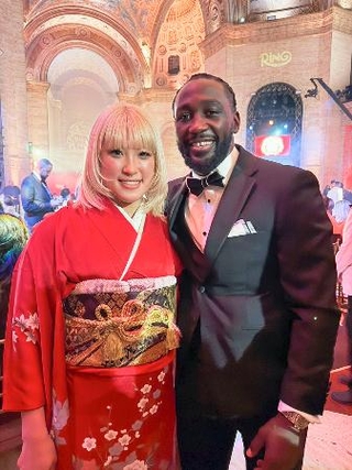 　ボクシングの米専門誌の年間表彰式で２０２５年の女子最優秀選手に選ばれた昼田瑞希（左）＝１月、米ニューヨーク（三迫プロモーション提供）