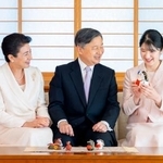 　新年を迎えるに当たり、干支であるうまの伝統工芸品を見られる天皇ご一家＝２０２５年１２月２３日、皇居・御所（宮内庁提供）