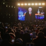 　ロシア・ノボシビルスクでプーチン大統領の新年メッセージを聞く人々＝２０２５年１２月３１日（タス＝共同）