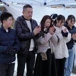 　初詣のため石川県輪島市の重蔵神社を訪れ、家族と手を合わせる大向正浩さん（左から２人目）＝１日午前８時１７分