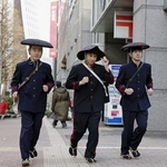 　東京・新宿郵便局から明治時代の制服で出発する年賀状の配達員＝１日朝