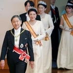 　「新年祝賀の儀」に臨まれる天皇、皇后両陛下と皇族方＝１日午前、宮殿・松の間（代表撮影）