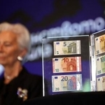 　ユーロ紙幣とＥＣＢのラガルド総裁＝２０２５年１１月４日、ブルガリアの首都ソフィア（ロイター＝共同）