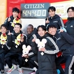 　初優勝を果たし、記念撮影するＧＭＯインターネットグループの選手たち＝群馬県庁前