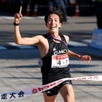 　１位でゴールしたＧＭＯインターネットグループのアンカー・鶴川正也。初優勝を果たした＝群馬県庁前