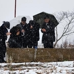 　能登半島地震で犠牲になった親族の自宅跡で手を合わせる人たち＝１日午後１時５８分、石川県珠洲市宝立町