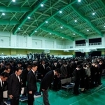 　能登半島地震と豪雨の追悼式で、地震発生時刻に合わせ黙とうする参列者＝１日午後４時１０分、石川県輪島市