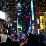 　１日、新年を迎えた米ニューヨークのタイムズスクエア（共同）