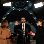 　ニューヨークの市長に就任したゾーラン・マムダニ氏（中央）＝１日、米ニューヨーク（代表撮影、ロイター＝共同）